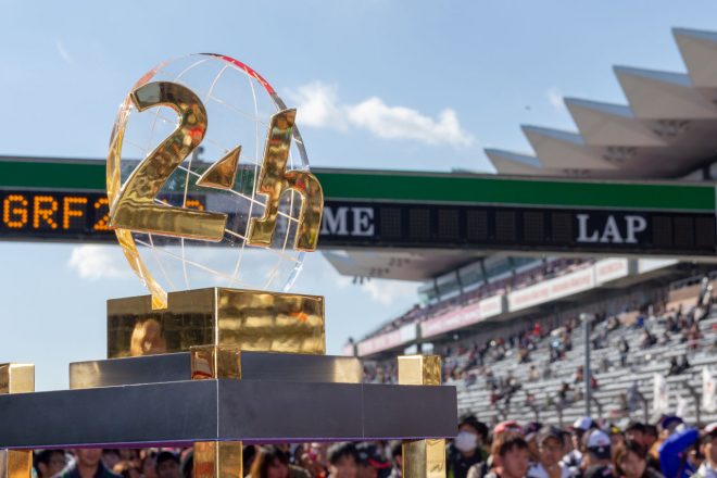 富士スピードウェイに持ち込まれた優勝トロフィー