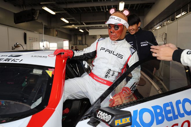 DENSO KOBELCO SARD LC500に乗り込む『さが吉』