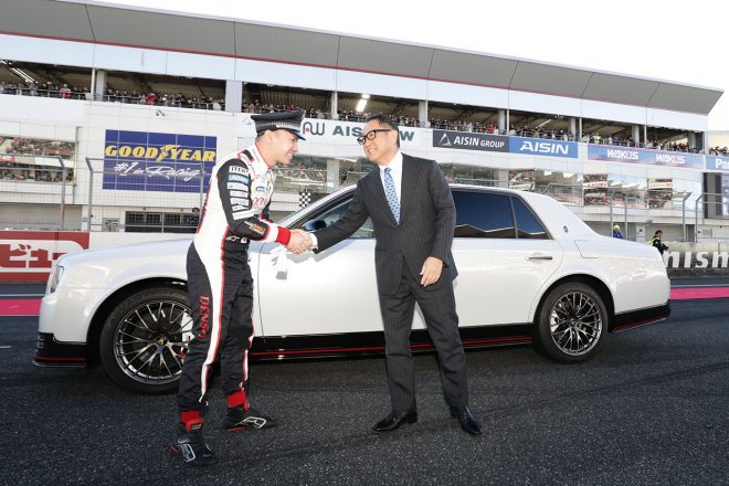 豊田章男社長は小林可夢偉が運転手を務めたセンチュリーで登場