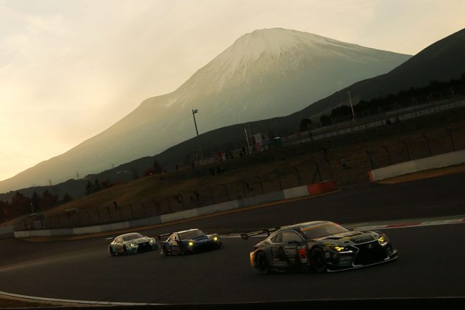 夕焼けのなかを疾走するスーパーGT300クラスのマシンたち