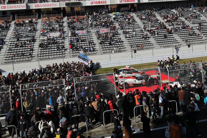 グリッド上で行われた記念撮影には多くのファンが集まった