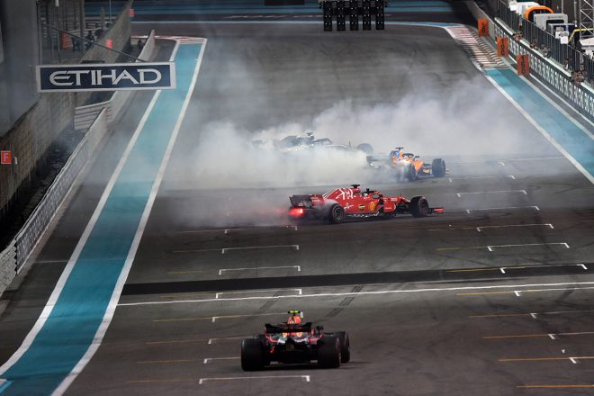 2018年F1第21戦アブダビGP　セバスチャン・ベッテル、ルイス・ハミルトン、フェルナンド・アロンソがドーナツターン