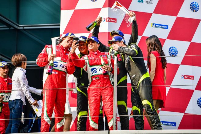 表彰台で記念撮影を行なうカーガイ・レーシングとスピリット・オブ・レースのドライバーたち