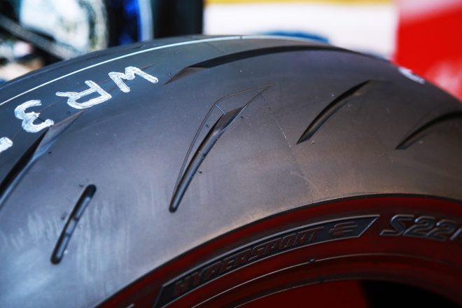 日本刀をモチーフトレッドデザインもS21から引き継がれている