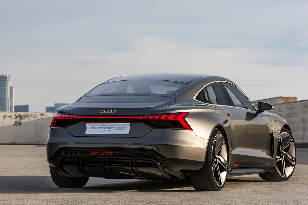 『Audi e-tron GT concept』のリヤ。ライトストリップはe-tron SUVとリンクしたデザインに