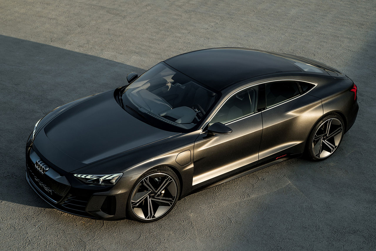 ワイドなボディにはポルシェと共同開発したテクノロジーが活かされている