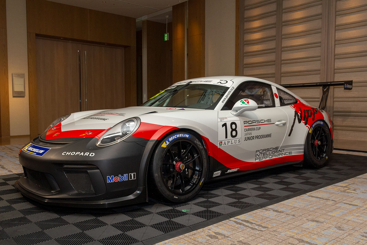 会場にはポルシェカレラカップ・ジャパンを戦った車両も展示された。こちらは上村優太の18号車