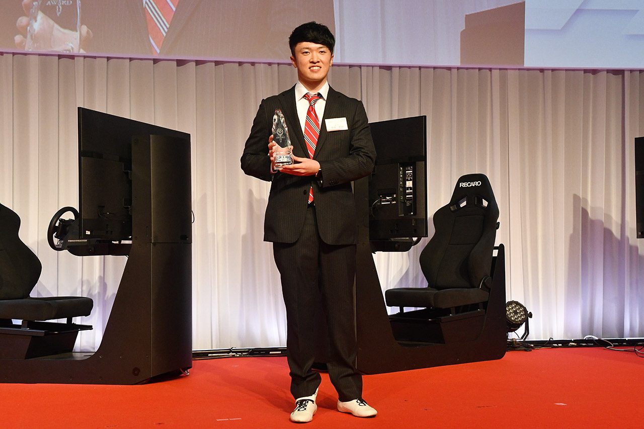 グランツーリスモsportを使った Jaf E Motorsport Cup を制した宮田莉朋 決勝ではスーツにレーシングシューズを履き気合を入れた 各カテゴリーのチャンピオン 上位が集結 東京都内でjaf モータースポーツ表彰式開催の画像 写真 3 Autosport Web