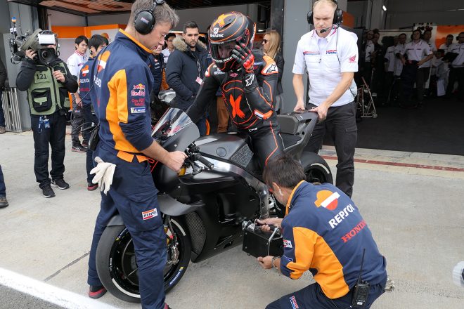 バレンシアテストでホンダRC213Vをテストするホルヘ・ロレンソ