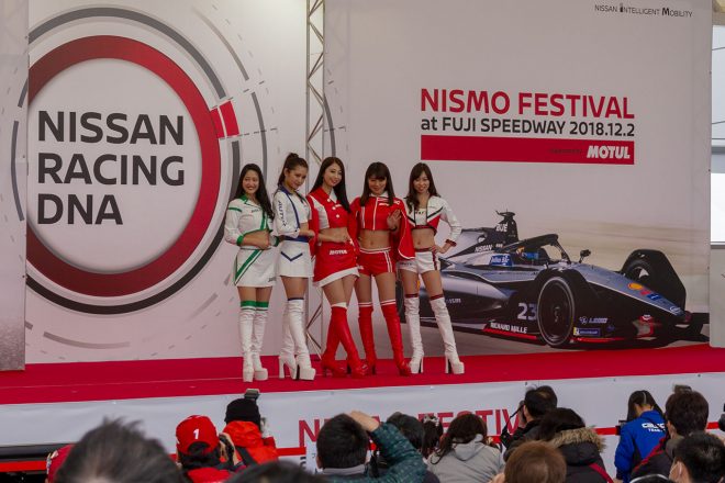 イベントステージで行わられたレースクイーン ステージ＆フォトセッション
