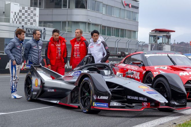 国内初走行を果たした第2世代フォーミュラEマシンにGT500ドライバーも興味津々の様子