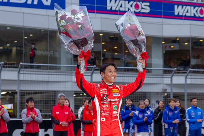 11月末に結婚を報告した星野一樹にはサプライズで花束が贈呈。ファンから祝福を受けた