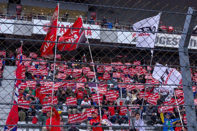 フィナーレを見守ったニッサンファンは「Go Go Nissan」と書かれたカードを掲げてエールを送った