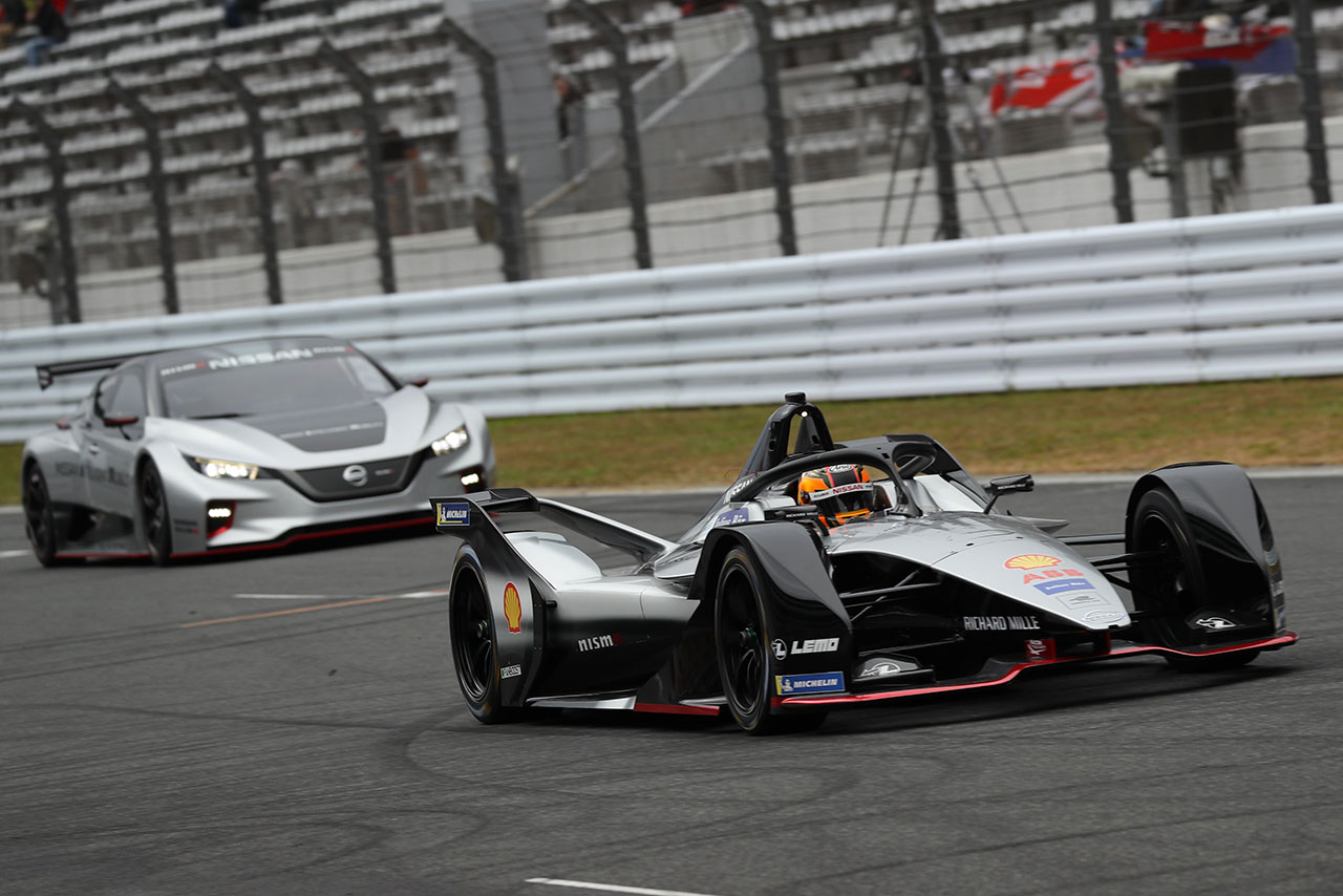 フォーミュラEデモランではフォーミュラEではマシンとリーフ・ニスモRCがランデブー走行を披露した