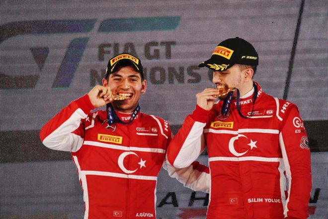 優勝したトルコ代表のアイハンキャン・グーベン（左）とサリ・ヨロック（右）