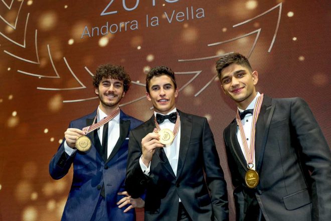 MotoGP王者マルク・マルケス（中）、Moto2王者バニャイア（左）、Moto3王者マルティン（右）