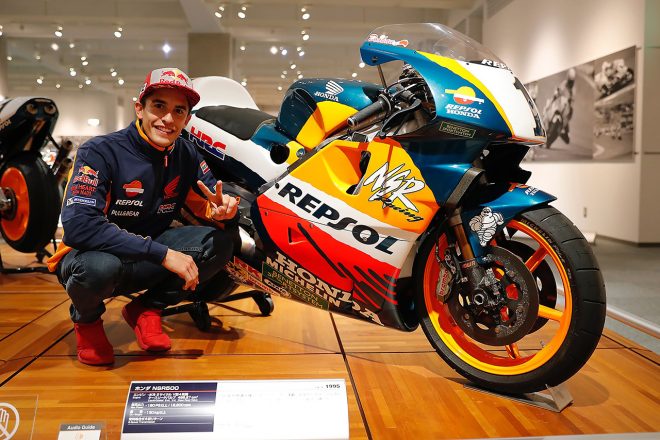 ホンダNSR500と写真を撮るマルク・マルケス