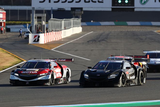 佐藤琢磨が操る99号車はオープニングラップの1コーナーでオーバーテイクを披露