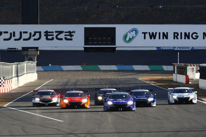 6台のNSXはフォーメーションを組む形でチェッカーを受けた