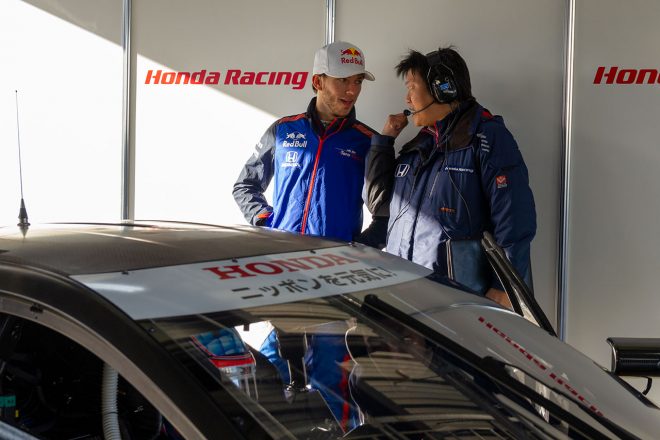 ホンダNSX-GTの前で言葉を交わすピエール・ガスリー