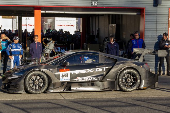 マシンを降りた佐藤琢磨もピエール・ガスリーのGT500初本格ドライブを見届けた