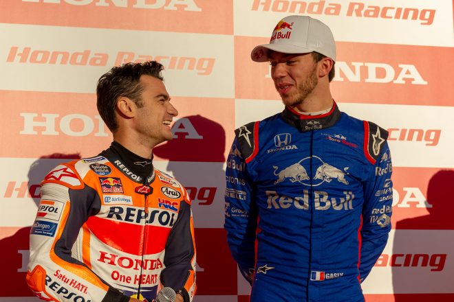 Honda Racing 2＆4パフォーマンスを終えて言葉を交わすダニ・ペドロサ（左）とピエール・ガスリー（右）