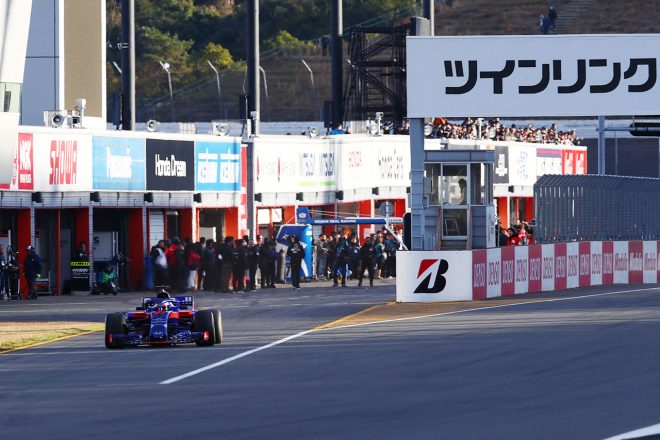 ツインリンクもてぎへコースインするトロロッソ・ホンダSTR13