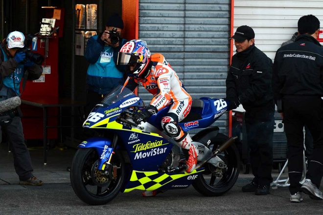 テレフォニカ・モビスターカラーのRS250RWにまたがるペドロサ