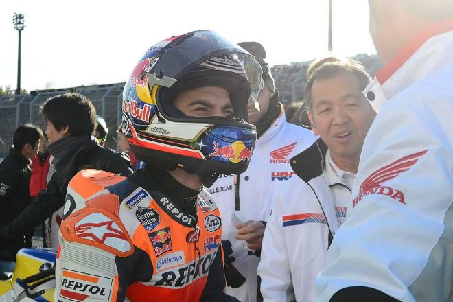 “ラストレース”を終えたペドロサは笑顔でスタッフと言葉を交わす