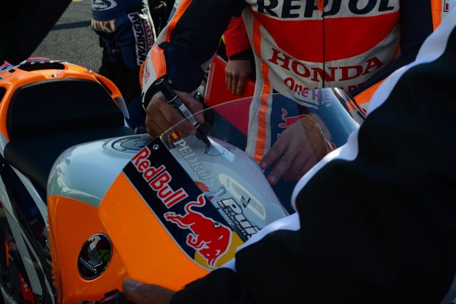 自身が乗った、ホンダRC213V-Sに、ペドロサがサイン