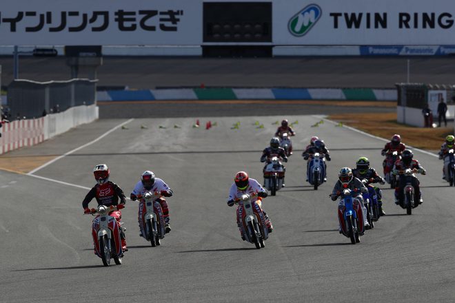 スーパーカブによるレースは国内外のロード、オフのライダーがそろい踏み