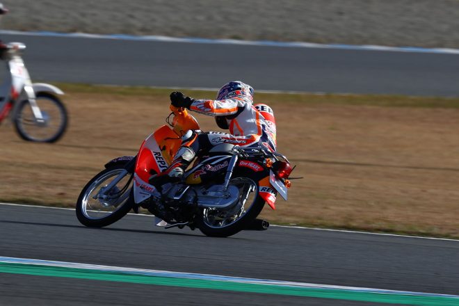 スーパーカブをバンクさせてコーナリングするダニ・ペドロサ