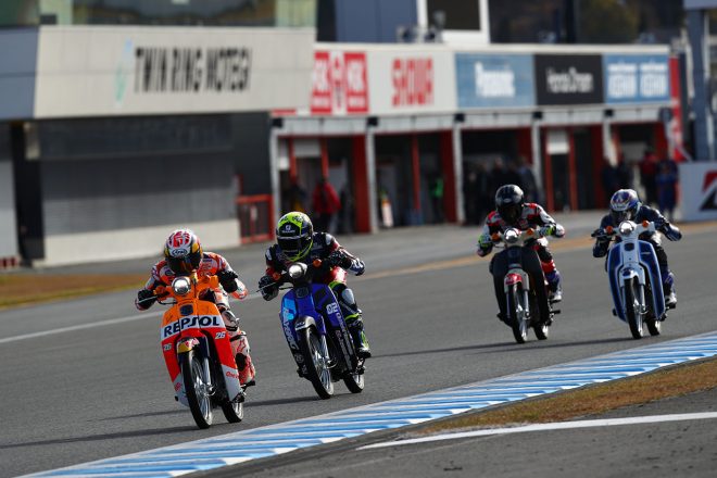 ストレートではしっかりと伏せて加速。レース後、「ダニはとても速かった!」とEWCライダーのフォレイ