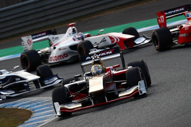 ダブルタイトルホルダー、山本がレースをリード