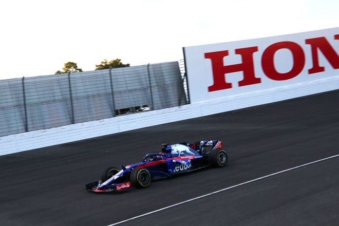ロードコースからオーバルコースに出てトロロッソ・ホンダSTR13を走らせるガスリー