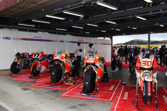 ホンダのピットに並ぶペドロサ、中上、高橋巧のゼッケンをつけたバイクたち