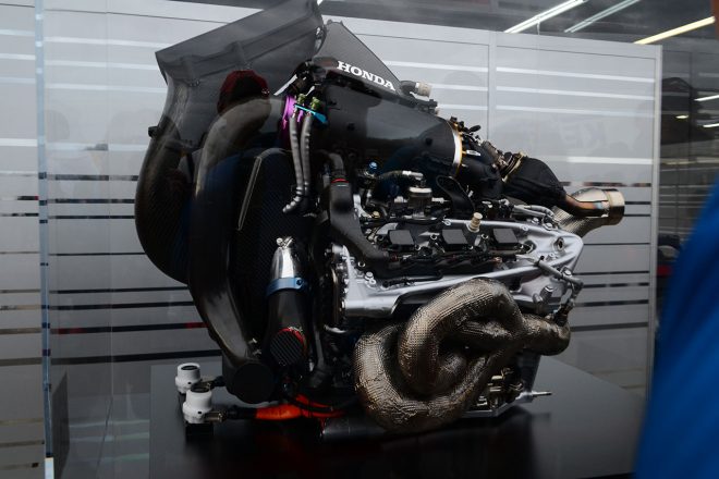 レッドブル・トロロッソ・ホンダのSTR13プロトタイプのエンジン