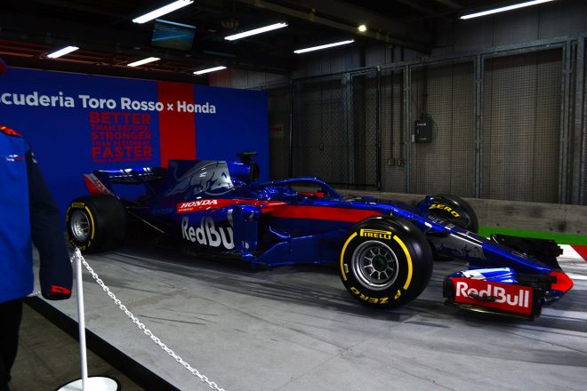 レッドブル・トロロッソ・ホンダのSTR13プロトタイプ記念撮影ブース。なんと30分待ちという長蛇の列が