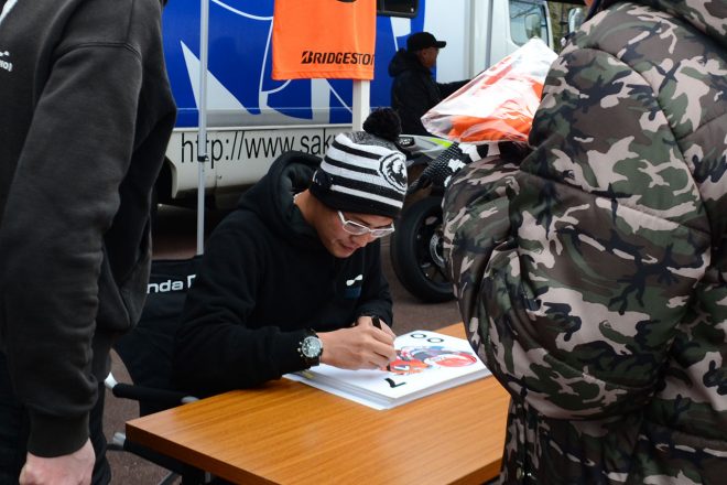 グランドスタンドプラザでは各ブース出展も。桜井ホンダのブースでは、全日本ライダーの濱原颯道がサイン会を実施