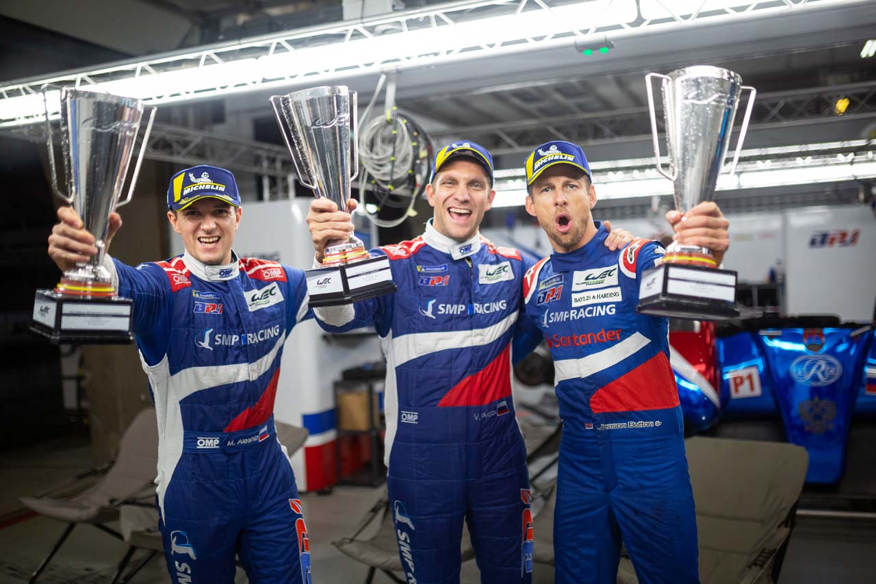 3位表彰台を獲得した（左から）ミカエル・アレシン、ビタリー・ペトロフ、ジェンソン・バトン