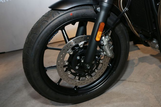 フロントに装備されたブレンボ製4ピストンフロントブレーキキャリパー