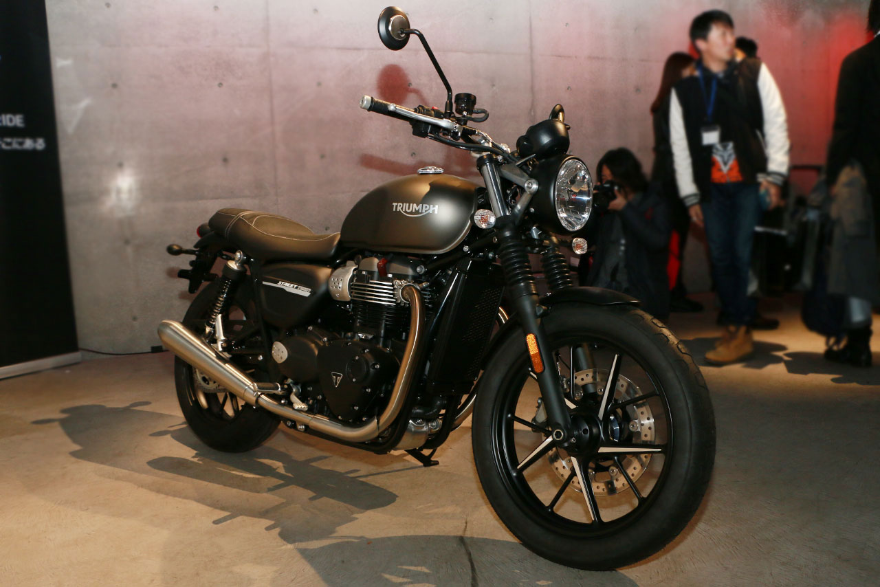 2019年型トライアンフ・ストリートツイン（右フロント）