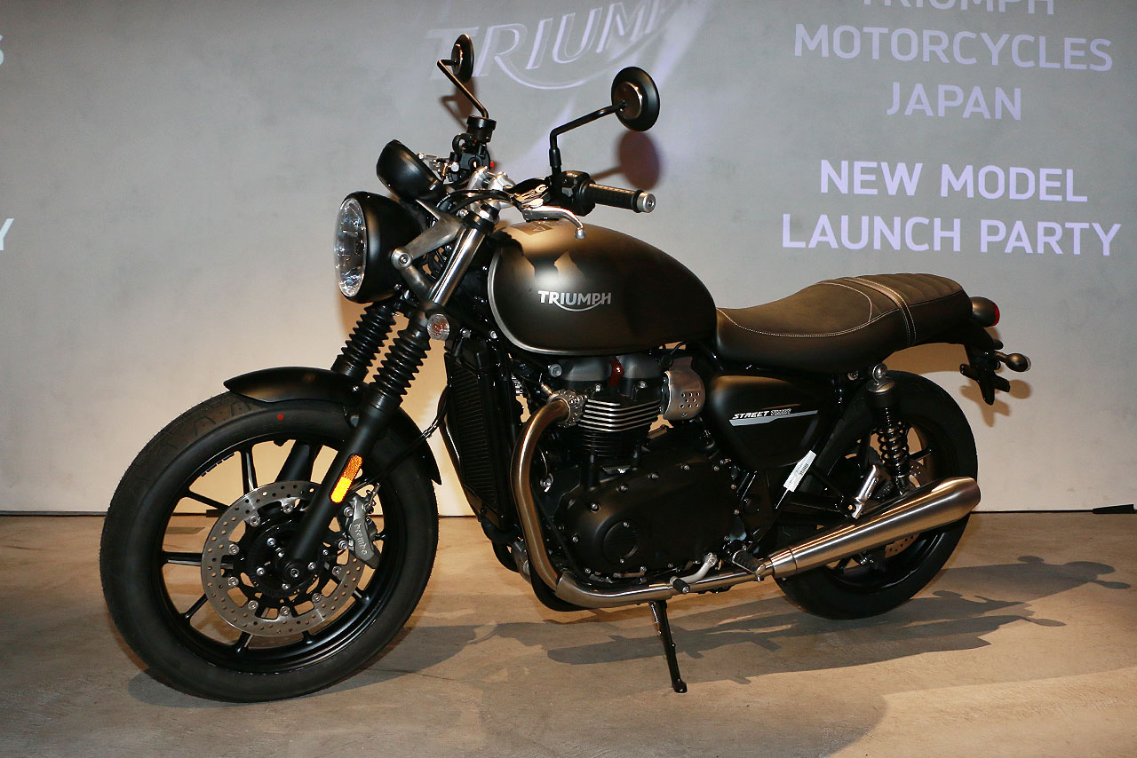 2019年型トライアンフ・ストリートツイン（左フロント）