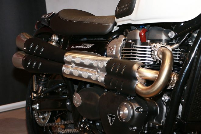 ストリートスクランブラ―の2本出しアップマフラーはストリートツインとは違ったサウンドを奏でるという