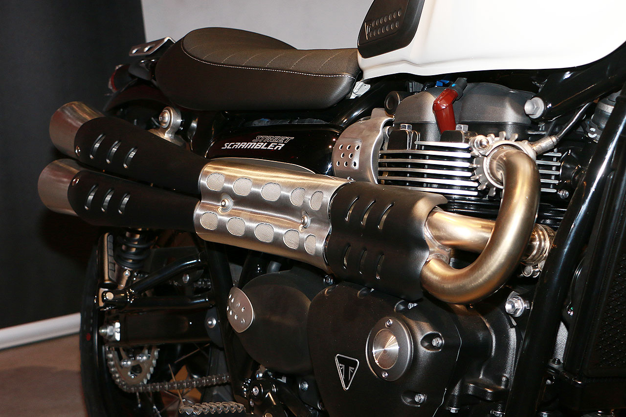 ストリートスクランブラ―の2本出しアップマフラーはストリートツインとは違ったサウンドを奏でるという