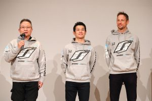TEAM KUNIMITSUのファンミーティングに登場した山本尚貴とジェンソン・バトン、高橋国光総監督