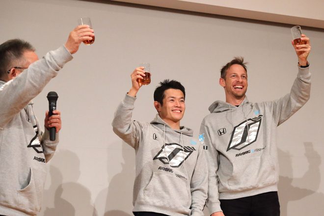 TEAM KUNIMITSUのファンミーティングに登場した山本尚貴とジェンソン・バトン、高橋国光総監督