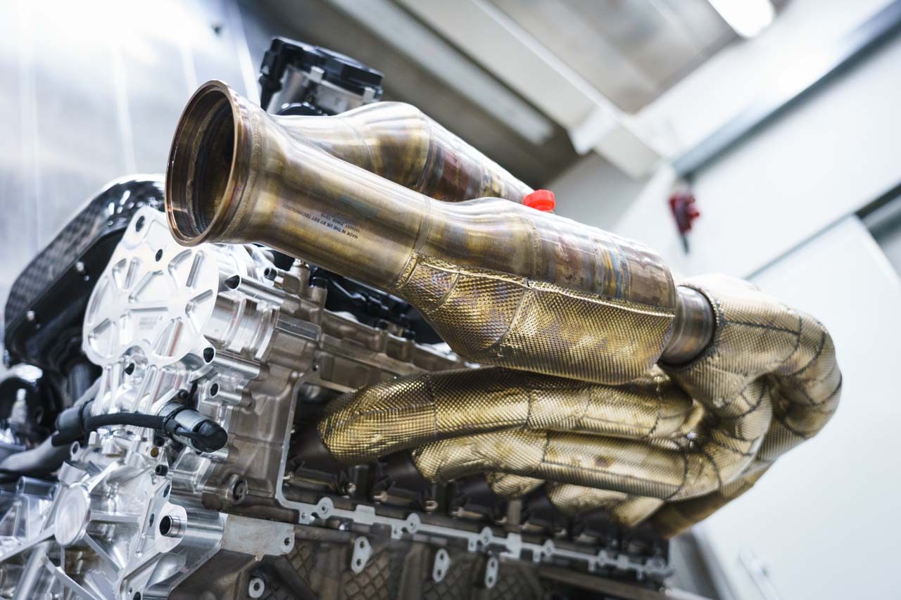 進行方向右側のエキゾーストマニホールド アストンマーチン ヴァルキリー 用v12エンジンを初公開 1万回転超で1000馬力発揮の画像 写真 3 Autosport Web