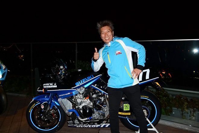 会場ではT.O.T参戦マシン、スズキ刀1000Rの展示も。ライダー加賀山とともにパチリ