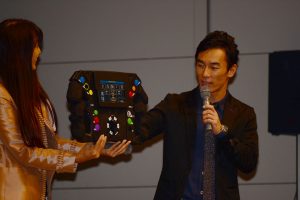 質問コーナーでは特大サイズのステアリングを持参したファンもいた